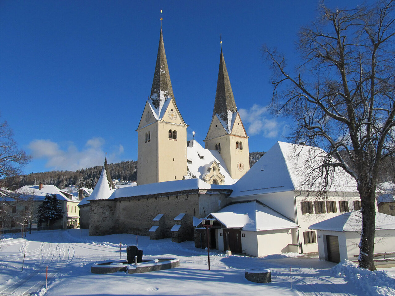 Wehrkirche und Pfarrhof im Winter Wehrkirche und Pfarrhof im Winter