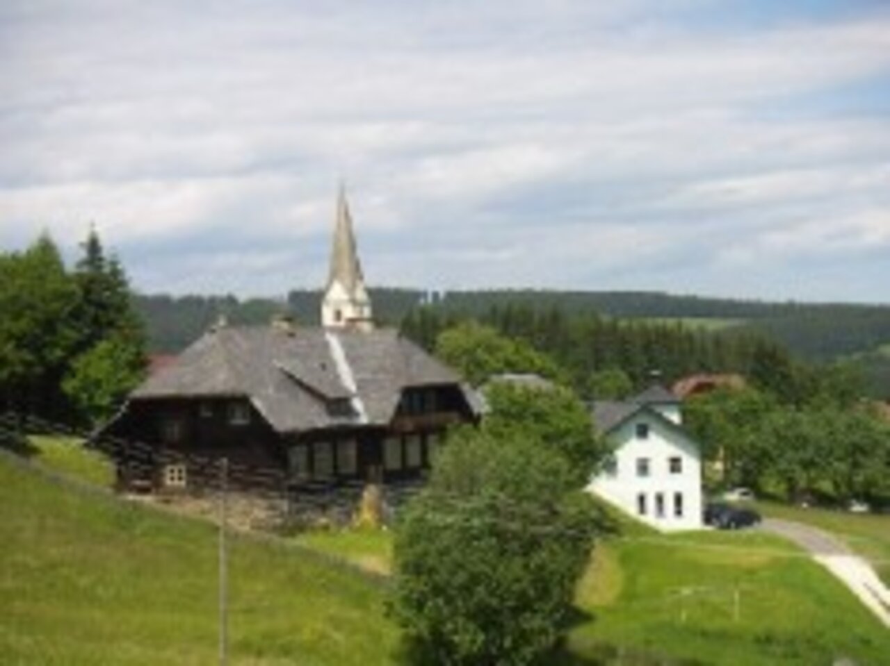 Blick auf die ehemalige Volksschule Grafenbach Blick auf die ehemalige Volksschule Grafenbach