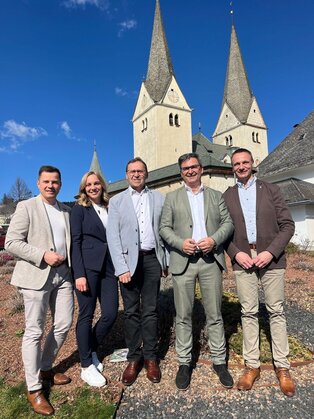 Bürgermeister vor Wehrkirche