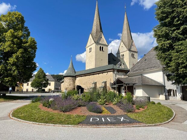 Diex-Kirche mit Blumenbeet