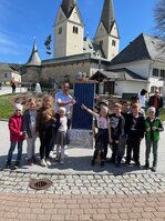 Bürgermeister mit Volksschulkindern, Solar