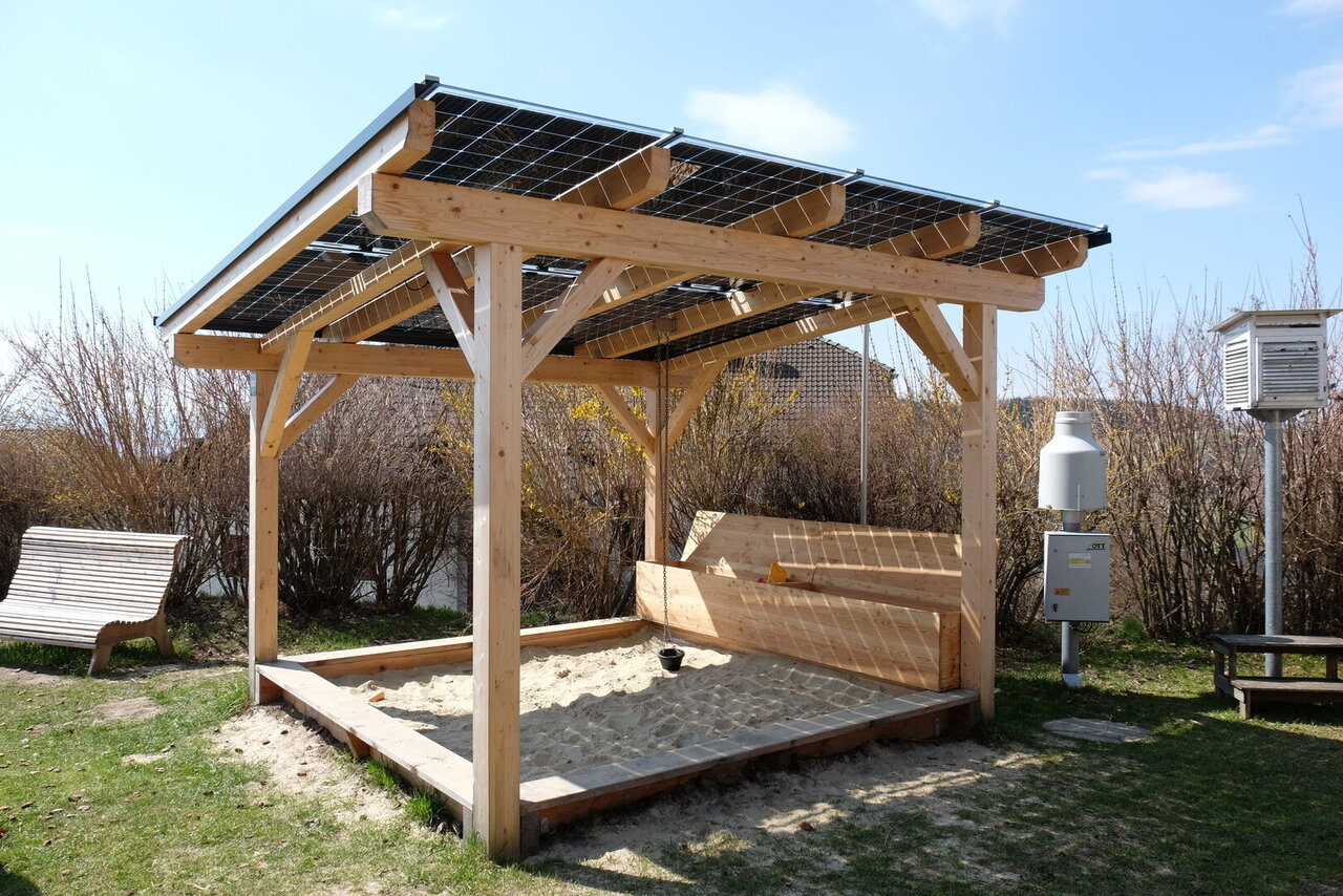 Quelle: Privat PV Anlage auf Sandkiste Spielplatz Diex